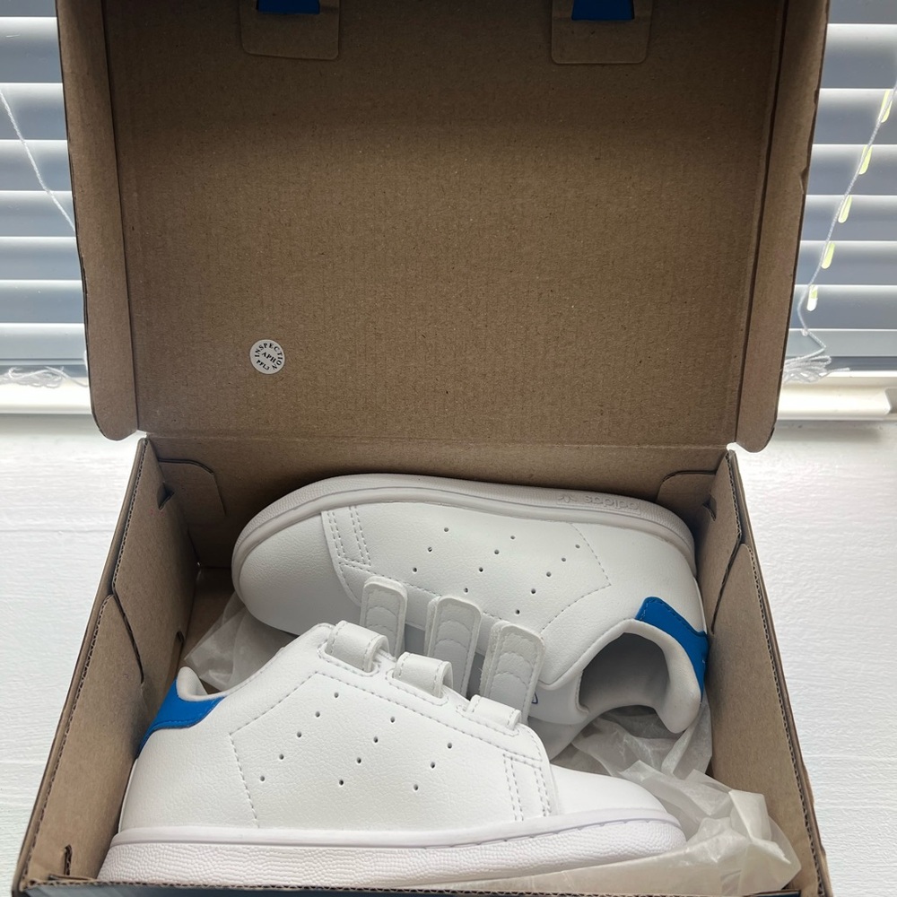 New Kids Stan Smith Adidas White and Blue Sneakers Size 9